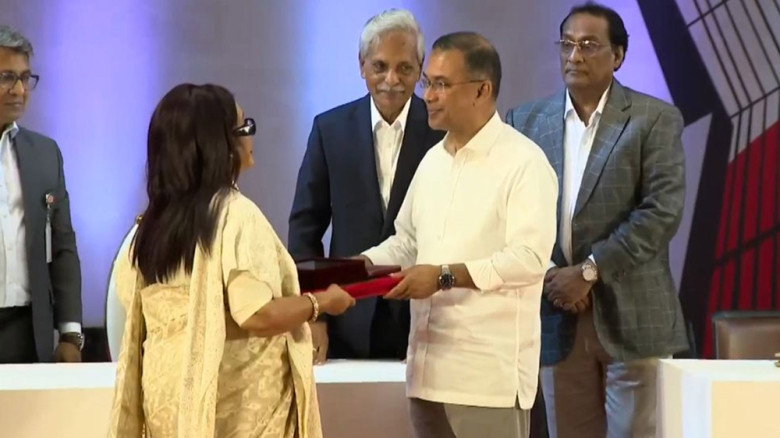 একুশে পদক-২০২৬ প্রধানমন্ত্রী তারেক রহমানের হাতে প্রদান