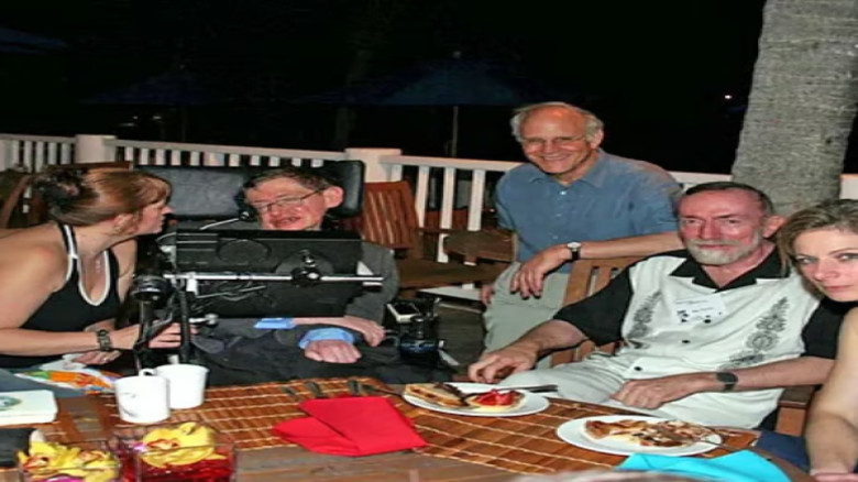 এপস্টিনের নথির ছবিতে স্টিফেন হকিংয়ের পাশে থাকা দুই নারী কে?