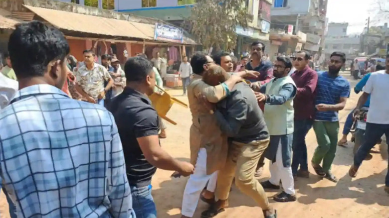 কালীগঞ্জে বিএনপির দু’গ্রুপে সংঘর্ষ, থানায় ঢুকে হামলার অভিযোগ