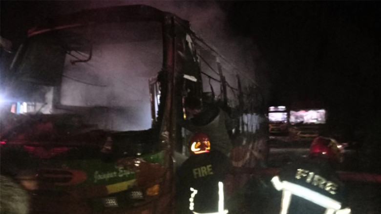 চাঁদপুরে মুন্সীরহাট বাসস্ট্যান্ডে আগুনে পুড়ল তিনটি বাস