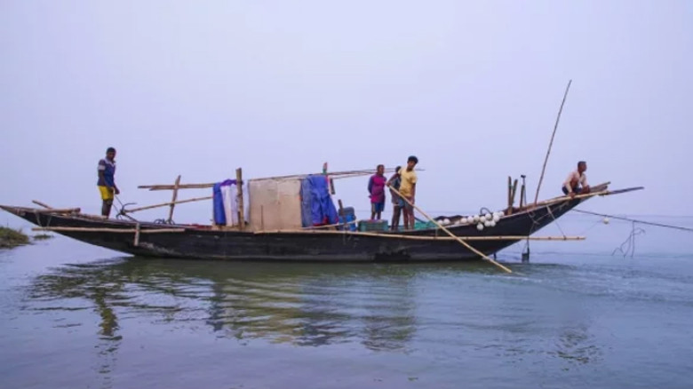 ইলিশের পোনা রক্ষার জন্য মেঘনা ও তেঁতুলিয়া নদীতে মাছ ধরা বন্
