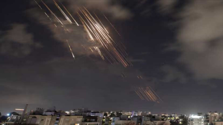 ইরানের পাল্টা হামলা, ইসরায়েলের দিকে ক্ষেপণাস্ত্র ছোঁড়া