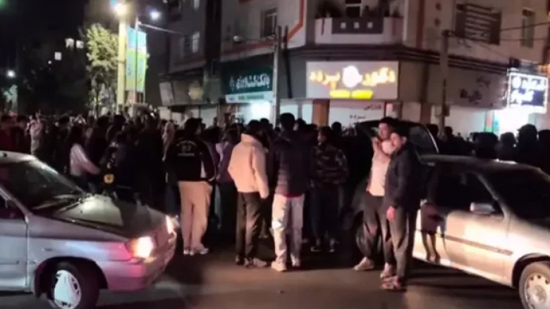 খামেনির মৃত্যুর খবরে ইরানের বিভিন্ন এলাকায় গান-আতশবাজিতে উল্