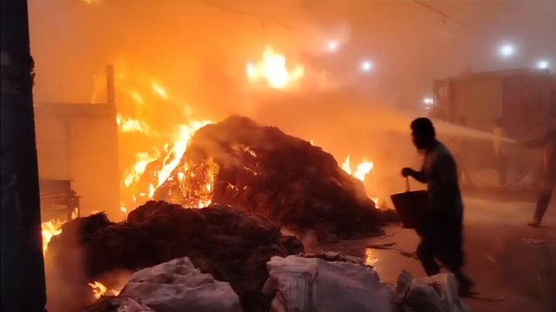 শর্ট সার্কিটে যশোরের জুট মিলে অগ্নিকাণ্ড