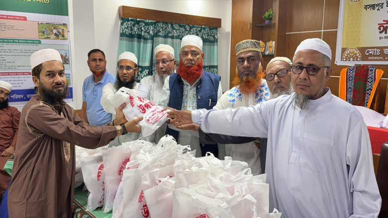 বসন্তপুর ইউপি চেয়ারম্যানের উদ্যোগে ইমামদের ঈদ উপহার