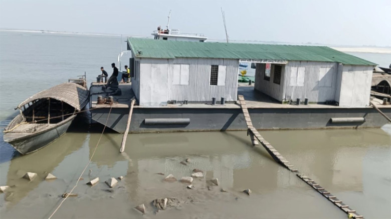 নাব্য সংকটের কারণে রৌমারী-চিলমারী ফেরি সার্ভিস বন্ধ