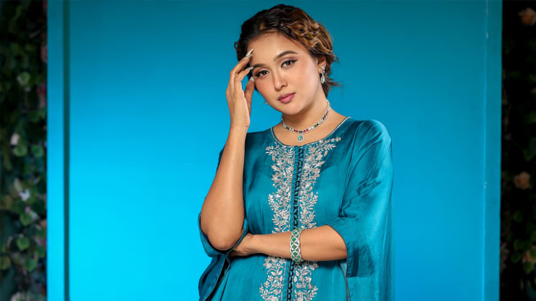 ঈদের চলতি ধারার পোশাকে অভিনেত্রী চমক