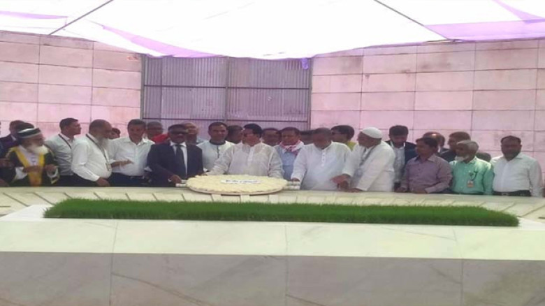 চিফ হুইপ ও হুইপবৃন্দ শহীদ জিয়া ও বেগম জিয়ার মাজারে শ্রদ্ধা