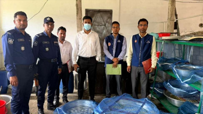 ঝিনাইদহে অনুমোদন ছাড়া মিষ্টি উৎপাদনের অভিযোগে ব্যবসায়ীকে জরি