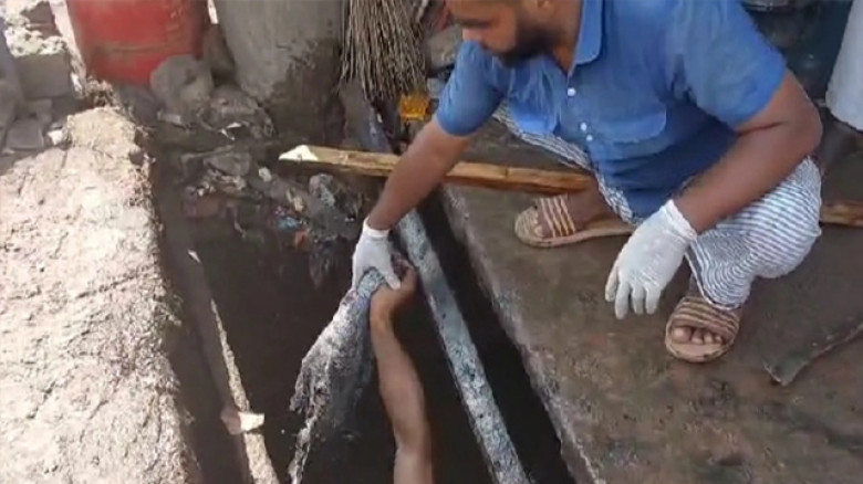 জিয়ানগরে ময়লায় ভরা ড্রেন পরিষ্কার, বাজারবাসীর স্বস্তি