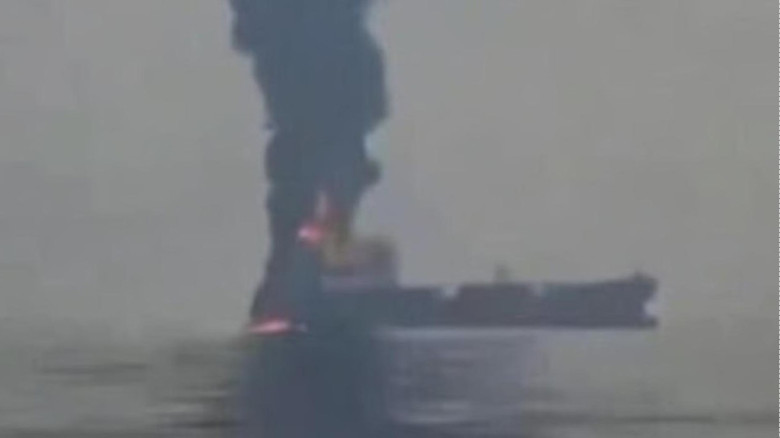 হরমুজ প্রণালিতে জ্বালানিবাহী কনটেইনার জাহাজে হামলা