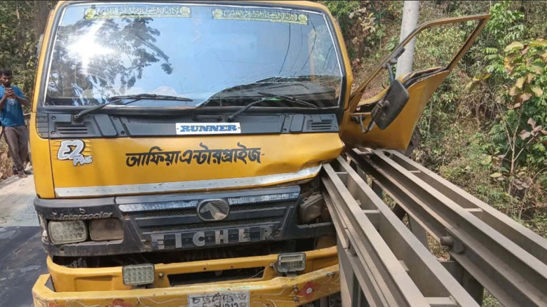 কাপ্তাইয়ে ইটবাহী পিকআপের ধাক্কায় স্টিল সেতুর রেলিং ক্ষতিগ্র