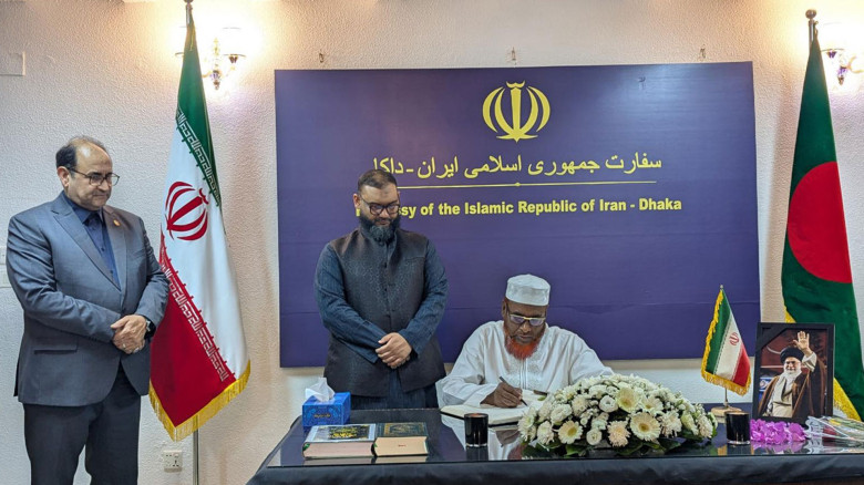 খামেনির মৃত্যুতে ঢাকায় ইরান দূতাবাসে শোক বইতে স্বাক্ষর করলেন