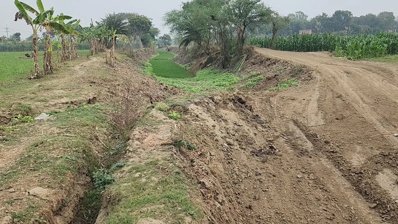 ঝিনাইদহে সরকারি খাল ভরাট করে মাটি পরিবহনের অভিযোগ...