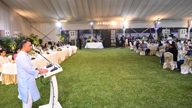 দুর্নীতির বিরুদ্ধে কঠোর অবস্থান: দলীয় পরিচয় নয়, নেওয়া হবে কঠ