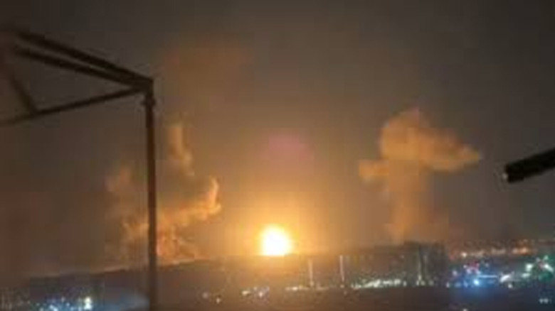 তেহরানের মেহেরবাদ বিমানবন্দরে ভয়াবহ হামলা, আকাশে ধোঁয়ার কুণ্