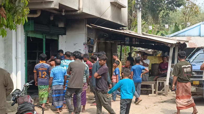 মহেশপুরে বিএনপি অফিসে আগুন, দুই ককটেল বিস্ফোরণ