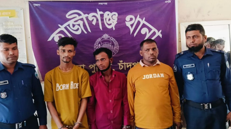 অস্ত্র ও ট্রাকসহ হাজীগঞ্জে আটক ডাকাতরা