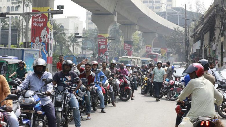 তেলের সংকট নয়, আতঙ্কে ঢাকায় তেল কেনার হাহাকার