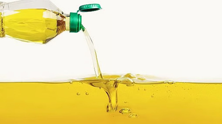 হঠাৎ সয়াবিন তেল সরবরাহে সংকট, বেড়েছে খোলা তেলের দাম...