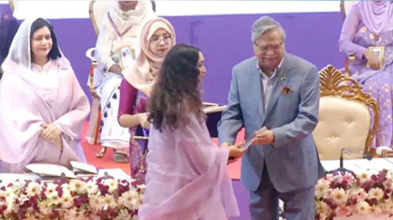 খালেদা জিয়াকে ‘শ্রেষ্ঠ অদম্য নারী’ সম্মাননা, গ্রহণ করেন জাইম