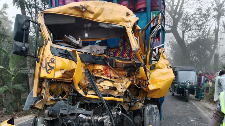 মাদারীপুরে দাঁড়িয়ে থাকা ট্রাকে অপর ট্রাকের ধাক্কা, মৃত্যু ১