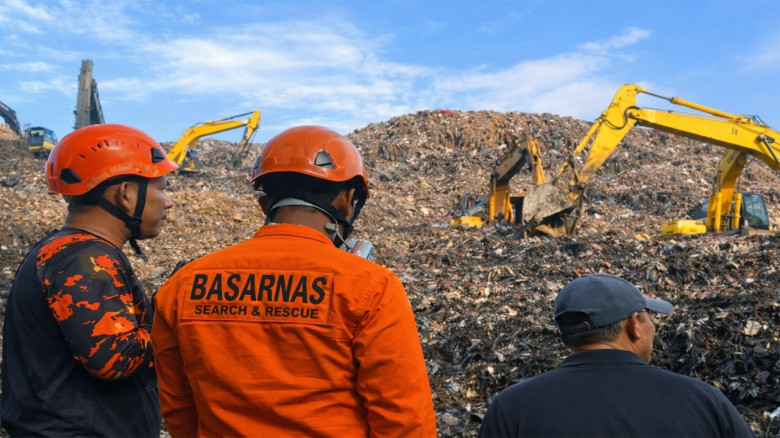 ইন্দোনেশিয়ায় আবর্জনার স্তূপ ধসে নিহত ৪, নিখোঁজ কয়েকজন