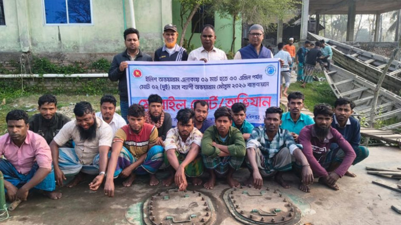 বরিশাল হিজলায় অবৈধ কারেন্ট জাল ব্যবহারে ১৪ জেলে আটক