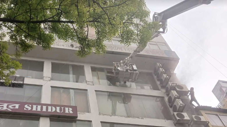 মিরপুরে ১০তলা ভবনে আগুন, নিয়ন্ত্রণে কাজ করছে ফায়ার সার্ভিসের