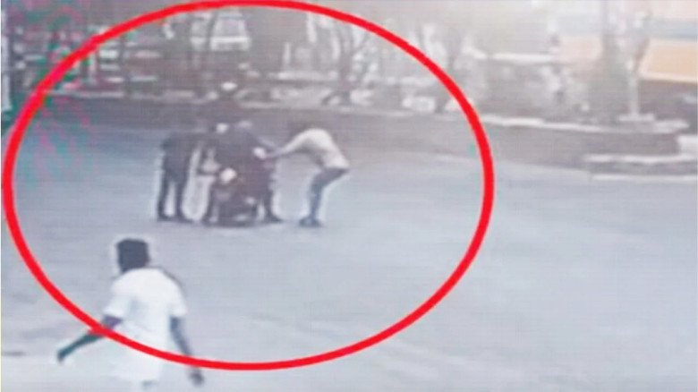 নারায়ণগঞ্জে দায়িত্বরত পুলিশের পিস্তল ছিনতাই...