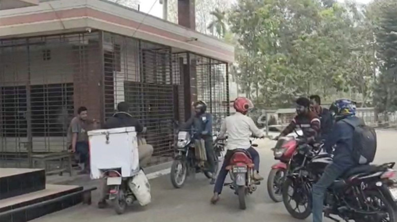 দুই দিন ধরে রাজবাড়ীর ফিলিং স্টেশনে তেল সংকট