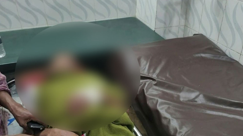 মেয়েকে রক্ষা করায় বাবার ওপর দেশীয় অস্ত্র হামলা