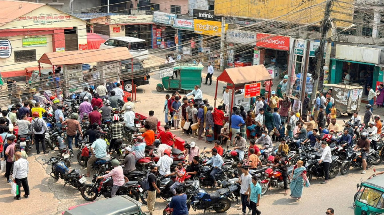 তেল সরবরাহ সীমিত, পাম্পে মানুষের চাপ বেড়ে গেছে