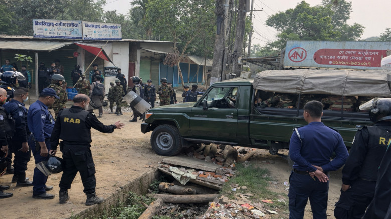 জঙ্গল সলিমপুরে যৌথবাহিনীর অভিযান: বিপুল অস্ত্র উদ্ধার, আটক ২