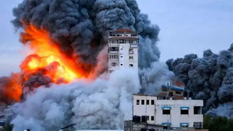 লেবাননের বৈরুতে বহুতল ভবনে ইসরায়েলি বিমান হামলা