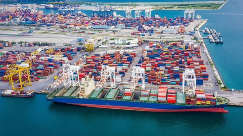 চট্টগ্রাম বন্দরের বহির্নোঙরে জ্বালানি খালাস, আসছে আরও চার জাহাজ...