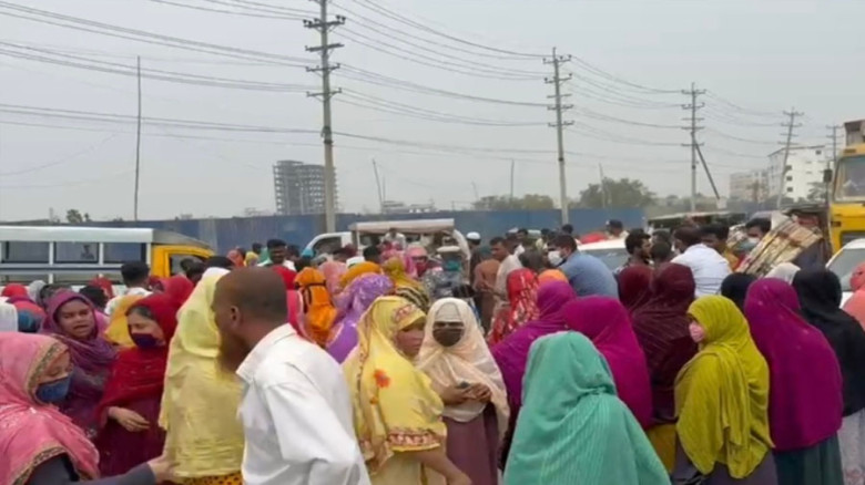 রূপগঞ্জে পোশাক কারখানার শ্রমিকদের বিক্ষোভে মহাসড়কে যানজট