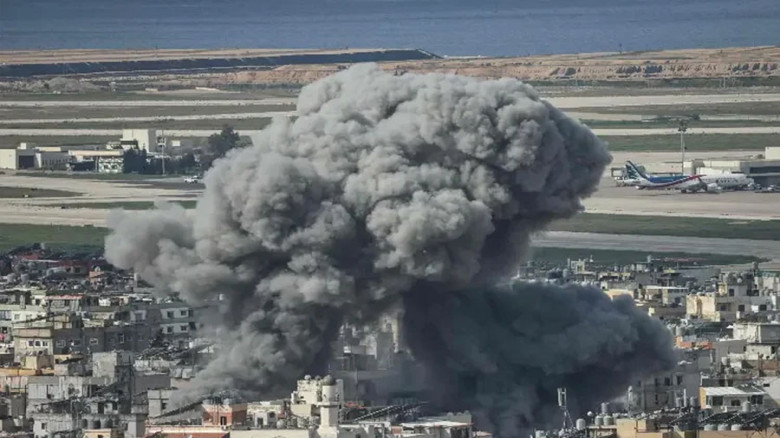 লেবাননের রাজধানীতে হামলা, আকাশজুড়ে ধোঁয়া