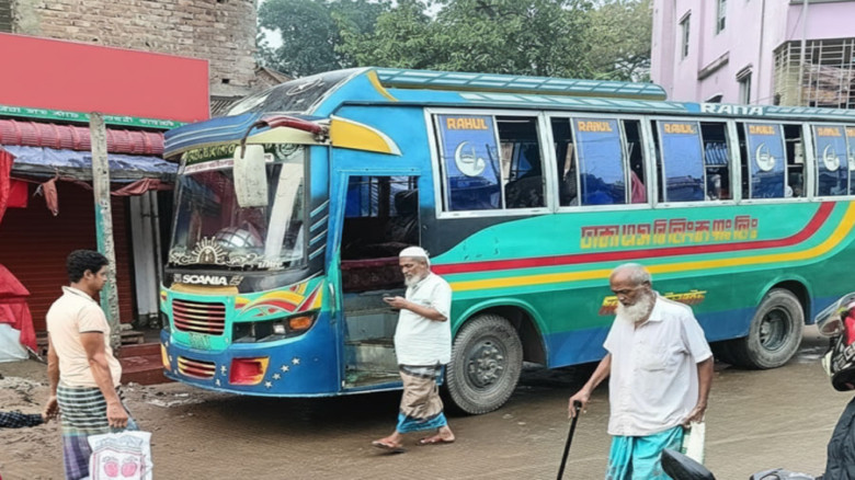 বাসস্ট্যান্ডের অভাবে সাটুরিয়ায় যাত্রীদের ভোগান্তি