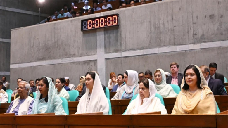 সংসদের দর্শক সারিতে ড. ইউনূস, জুবাইদা ও জাইমা, উপস্থিত তিন ব