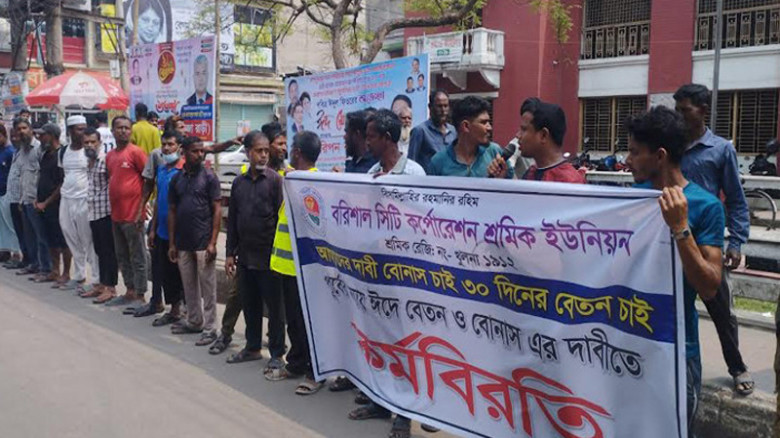 বেতন-বোনাস দাবিতে ধর্মঘট, বরিশালে রাস্তায় জমছে আবর্জনা