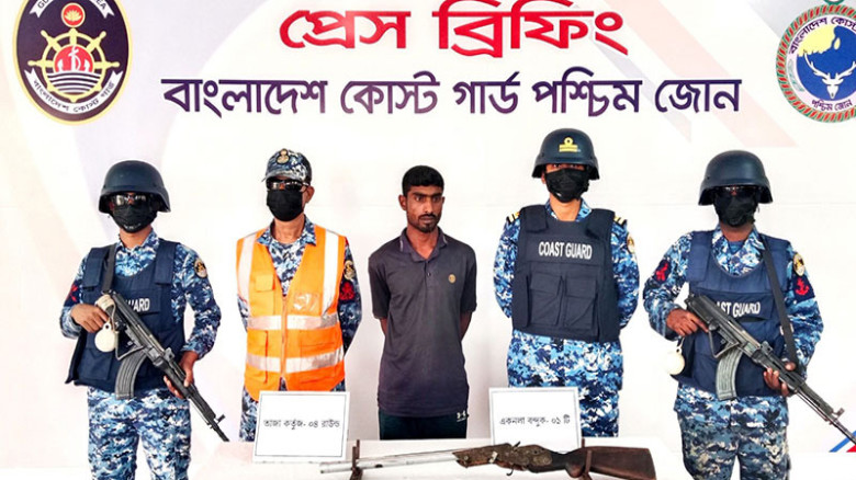 সুন্দরবনে কোস্ট গার্ডের অভিযানে বনদস্যু গ্রেপ্তার