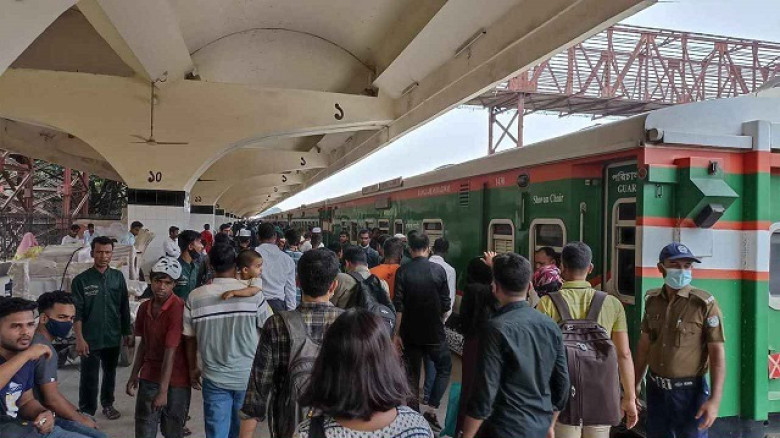 ঈদযাত্রার প্রথম দিনেই কমলাপুরে ঘরমুখো মানুষের ঢল