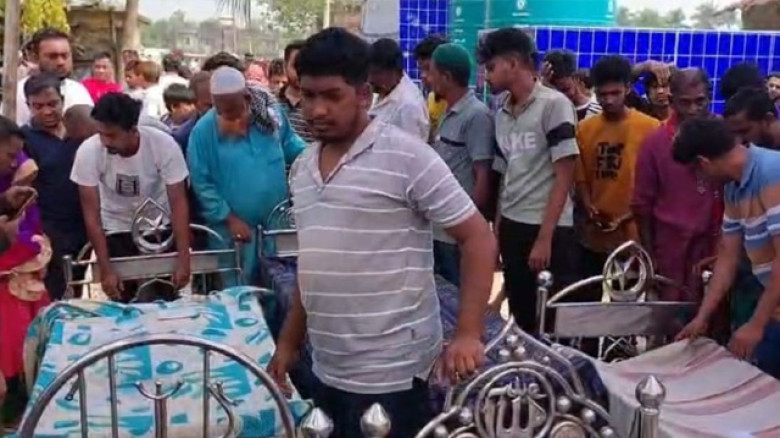 কান্নায় ভাসছে গ্রাম, পাশাপাশি শায়িত পরিবারের ৯ সদস্য