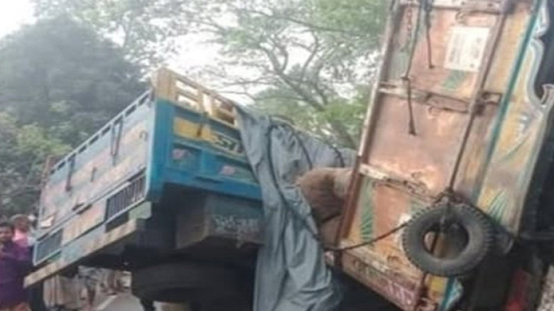 নাটোর-ঢাকা মহাসড়কে ট্রাক দুর্ঘটনা, প্রাণ গেল বৃদ্ধের