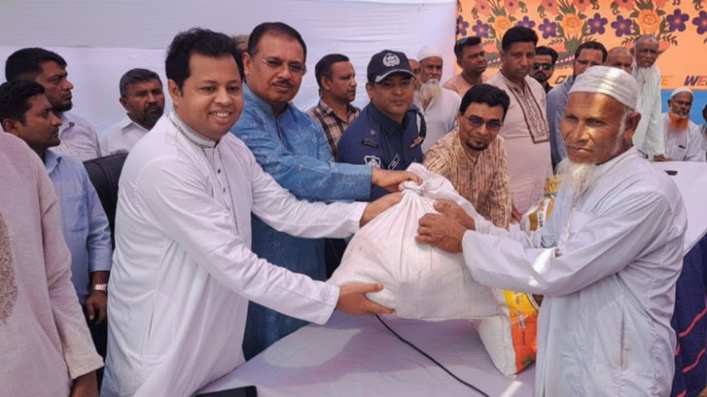 নড়িয়ায় ৭০০ অসহায় মানুষের মাঝে ঈদ উপহার বিতরণ