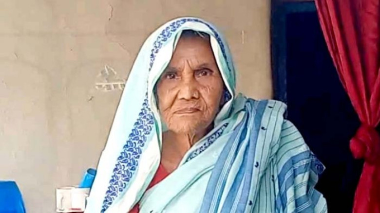 সরকারি নথিতে মৃত দেখানোয় তিন বছর ধরে ভাতা বন্ধ বৃদ্ধা মমিনা 