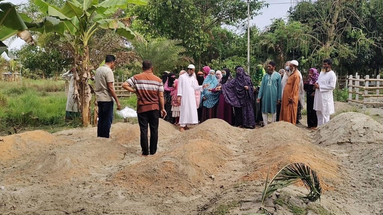 মেয়েকে হারিয়ে জামাইয়ের কবরের পাশে শ্বশুরের কান্না