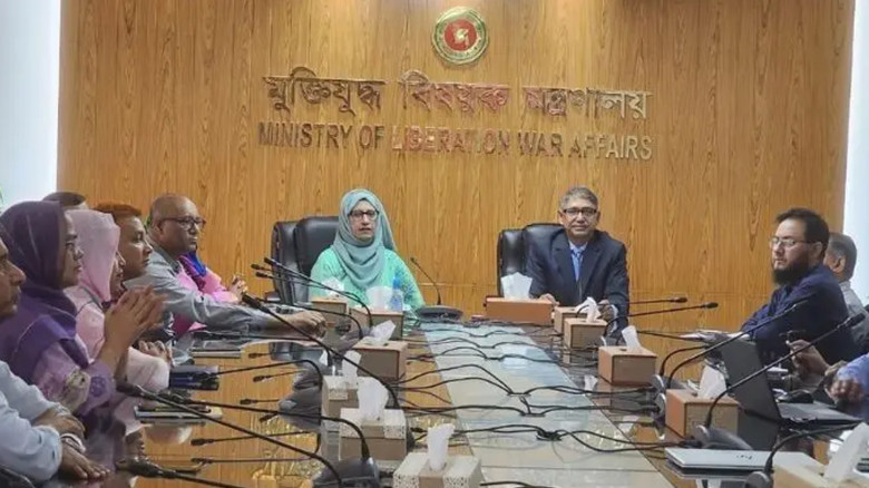 আনুষ্ঠানিকতা এড়িয়ে ফুল গ্রহণ করলেন না মন্ত্রী আযম খান