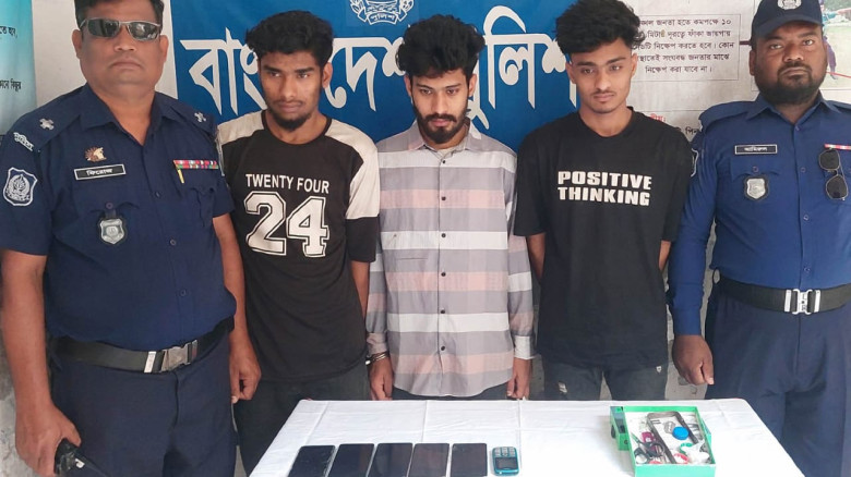 সুন্দরী নারীর ছবি দিয়ে ফেসবুকে প্রতারণা, বাঘায় তিন যুবক গ্রে